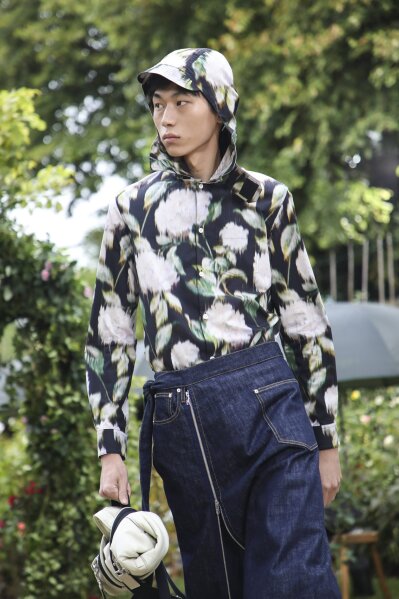 Kenzo gets the buzz at bee themed Paris Fashion Week show AP News